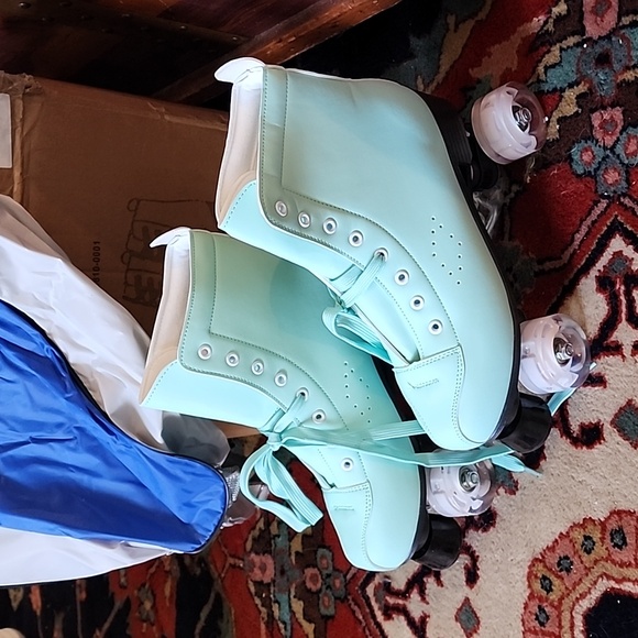 Mint green roller skates size 42/10.5.  Light up wheels. New - Picture 2 of 8